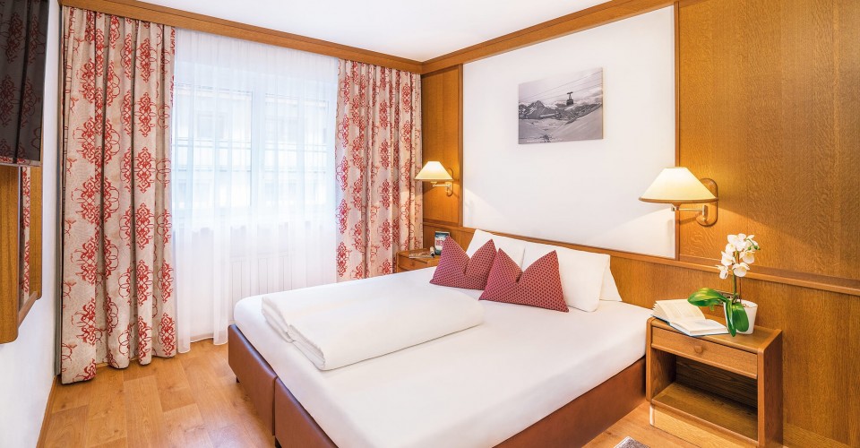 Schlafzimmer mit Doppelbett im Appartement Sulai 