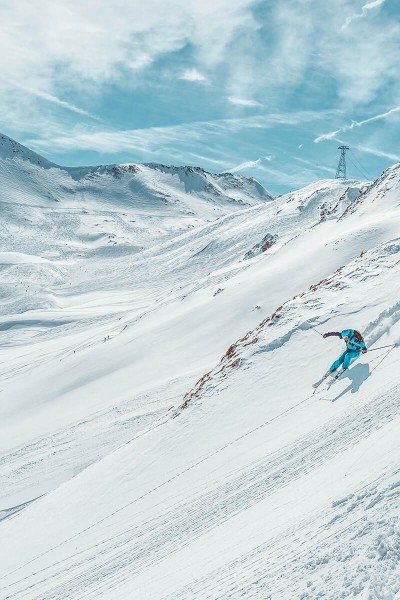 Skifahrer fährt im freien Gelände