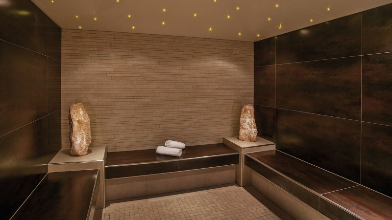 Aromatic steam bath with two stones and towels